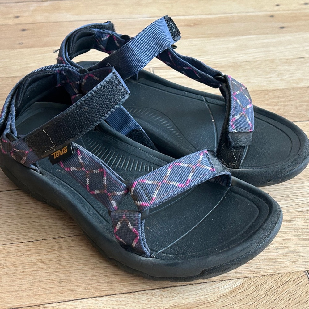 Teva Tevas Hurricane XLT2 Sandals Women's size 6 gently used